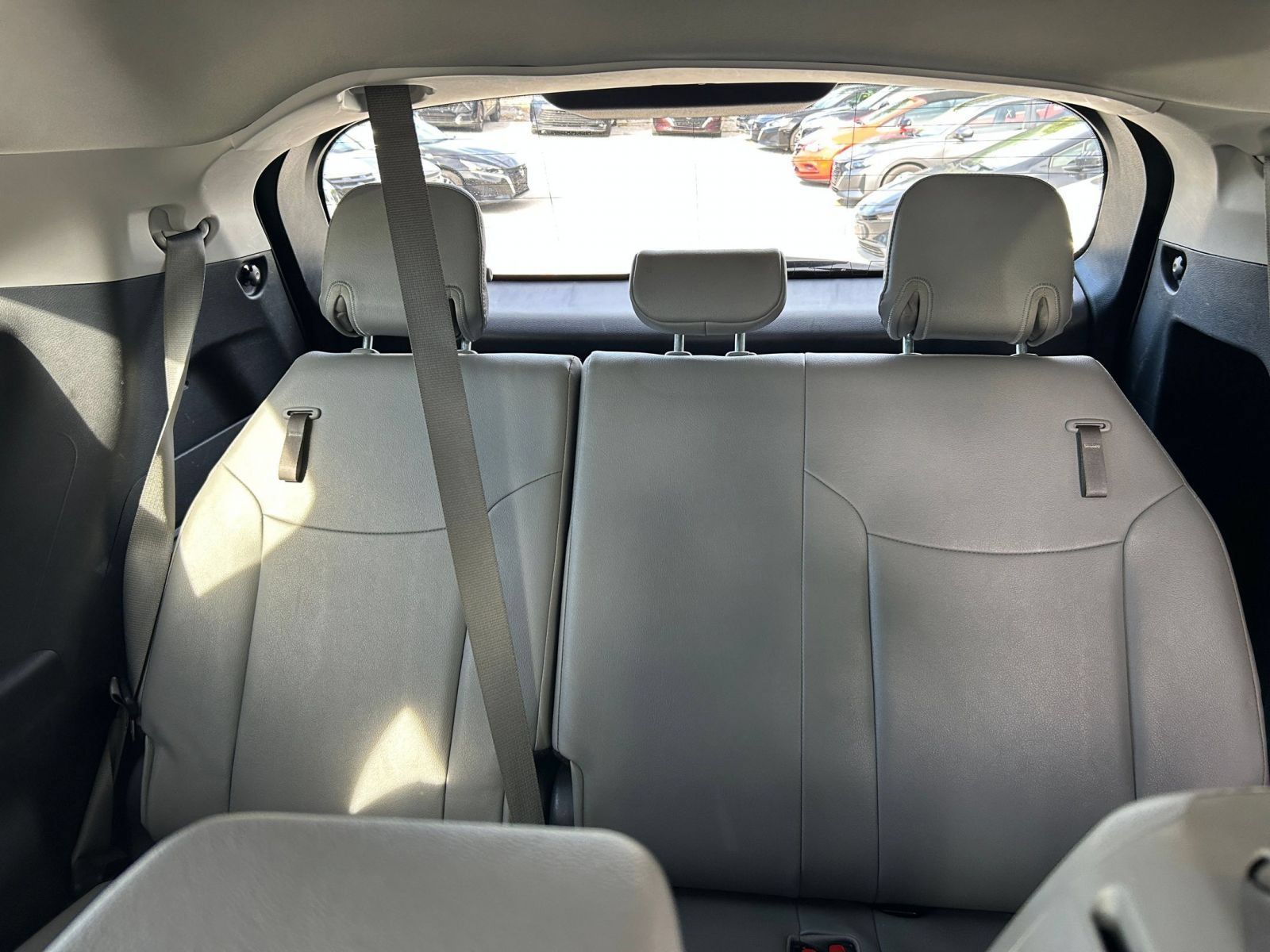 Used 2025 Toyota Sienna XLE FWD image 25