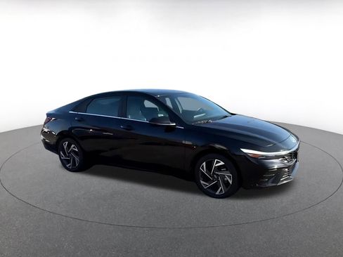 Used 2025 Hyundai Elantra Limited image 2