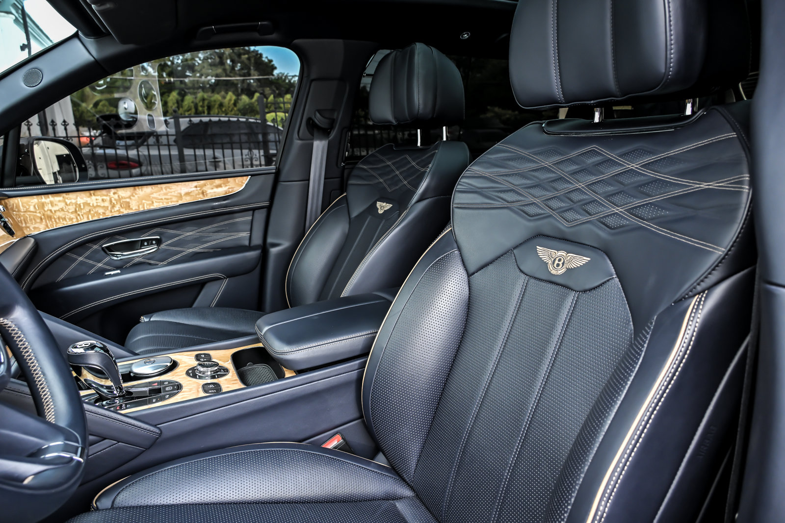 Certified 2023 Bentley Bentayga Extended Wheelbase AWD/4WD image 21