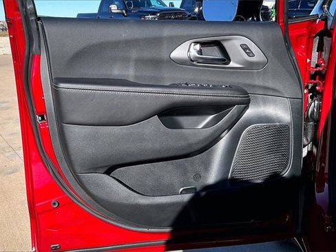 New 2026 Chrysler Pacifica Select image 10