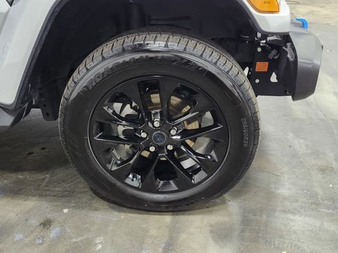 Used 2024 Jeep Wrangler Sahara w/ Technology Group image 13