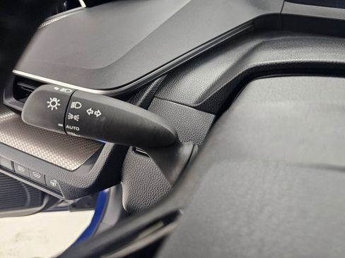 Used 2025 Toyota Prius XLE image 12