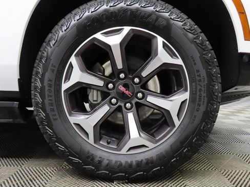 Used 2025 GMC Yukon AT4 Ultimate image 8