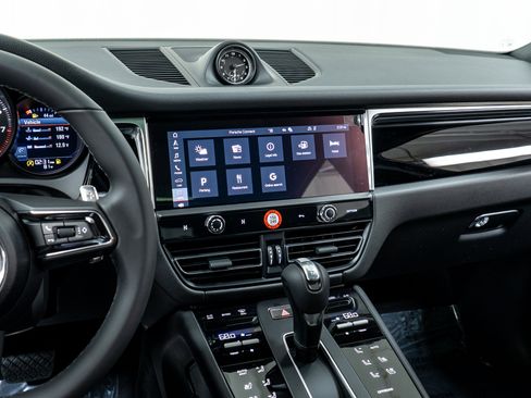 Used 2025 Porsche Macan image 22