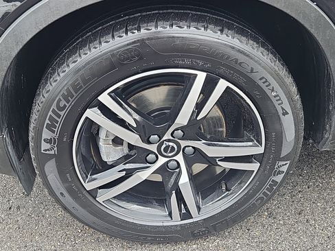 Certified 2023 Volvo XC40 B5 Plus w/ Climate Package image 4