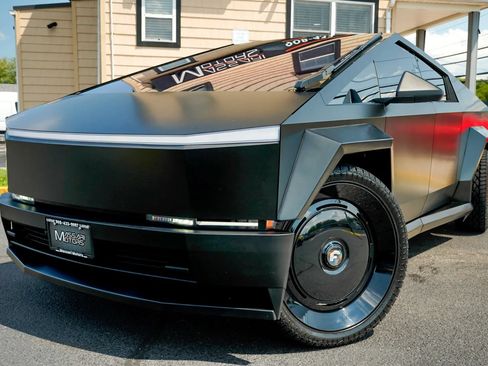 Used 2024 Tesla Cybertruck AWD Crew Cab image 9