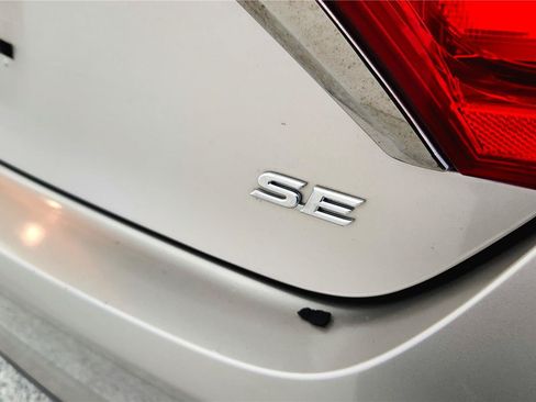Used 2016 Toyota Camry SE w/ Moonroof Package FWD image 36