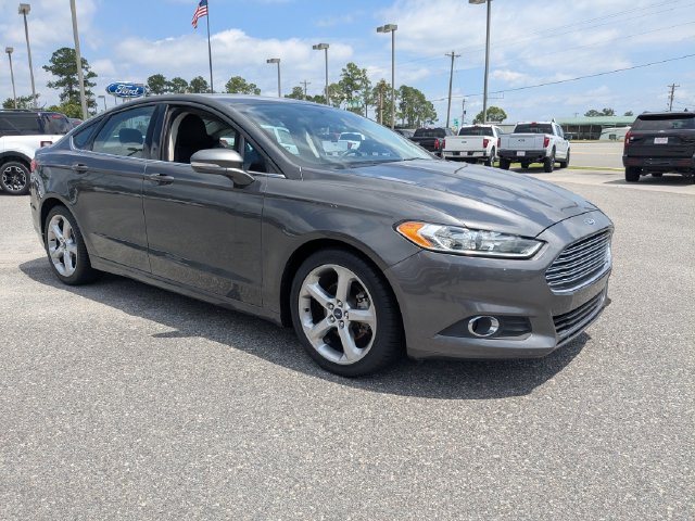 Used 2015 Ford Fusion SE w/ Equipment Group 201A FWD image 2