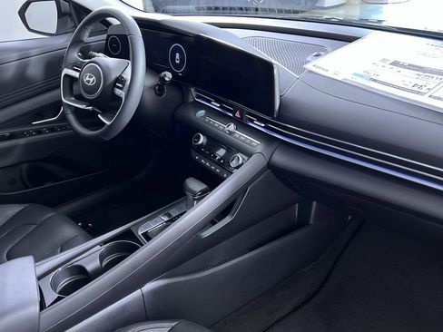 Used 2025 Hyundai Elantra Limited image 33
