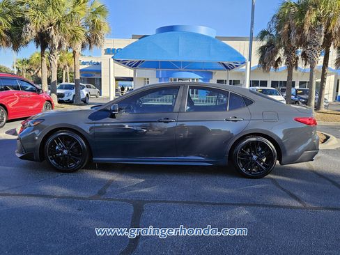 Used 2025 Toyota Camry SE image 2