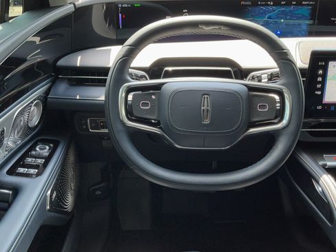 Used 2025 Lincoln Nautilus Reserve AWD/4WD image 15