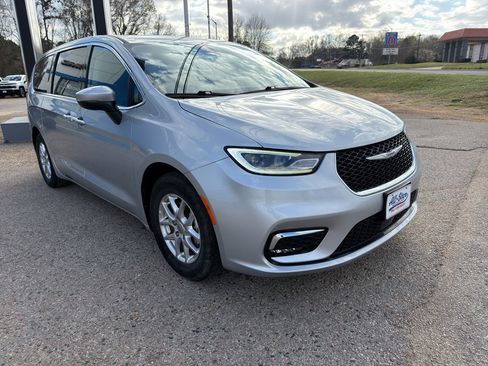 Used 2023 Chrysler Pacifica Touring-L image 22