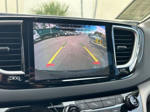 Used 2024 Chrysler Pacifica Touring-L image 26