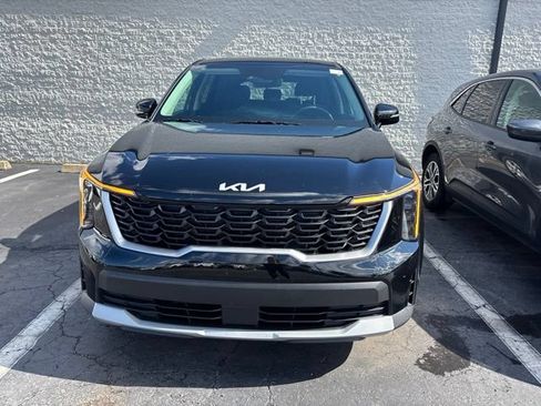 Used 2024 Kia Sorento LX FWD image 2