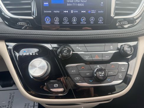 Used 2017 Chrysler Pacifica Limited image 24