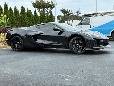 Used 2024 Chevrolet Corvette Z06 w/ Z07 Performance Package RWD image 3