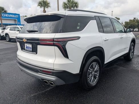 Used 2025 Chevrolet Traverse LT image 3
