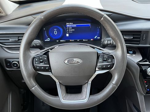 Used 2023 Ford Explorer Platinum w/ Technology Package image 43