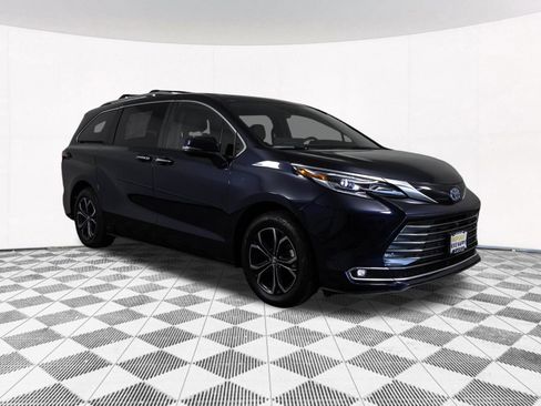 Used 2025 Toyota Sienna Platinum AWD/4WD image 22