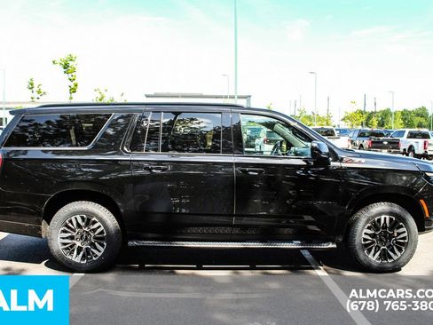 Used 2025 Chevrolet Suburban Z71 AWD/4WD image 9