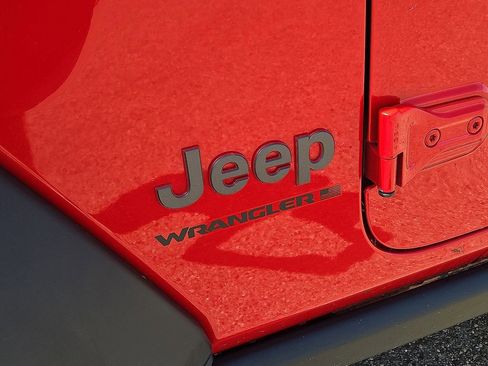 Used 2025 Jeep Wrangler Unlimited Rubicon AWD/4WD image 12