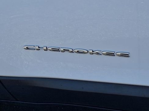 Used 2019 Jeep Cherokee Latitude Plus w/ Cold Weather Group AWD/4WD image 30