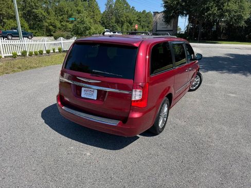 Used 2013 Chrysler Town & Country Touring-L w/ Entertainment Group #2 FWD image 7