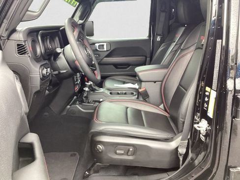 Used 2024 Jeep Gladiator Rubicon w/ Technology Group AWD/4WD image 9