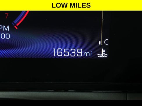 Used 2025 Chevrolet Trax LT w/ LT Convenience Package FWD image 4