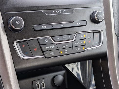 Used 2019 Ford Fusion SE AWD/4WD image 24