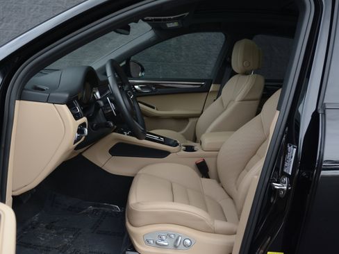 Certified 2025 Porsche Macan image 15
