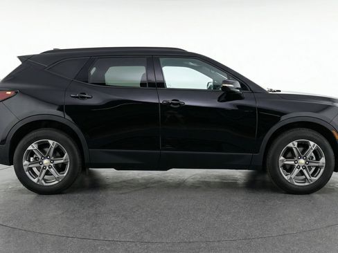 Used 2025 Chevrolet Blazer LT FWD image 11