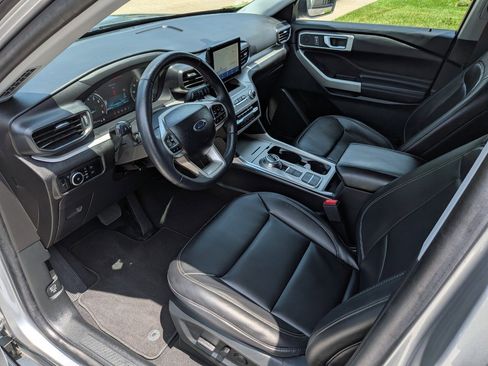 Used 2024 Ford Explorer XLT w/ Equipment Group 202A RWD image 18