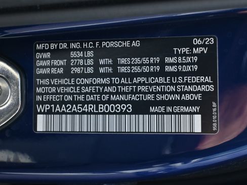 Used 2024 Porsche Macan w/ Premium Plus Package image 35