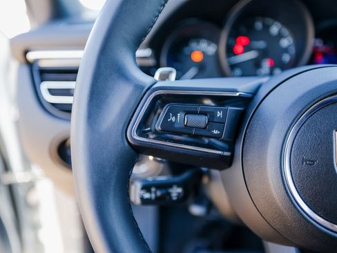 Certified 2025 Porsche Macan image 17