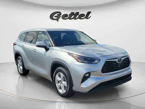 Used 2023 Toyota Highlander LE image 2