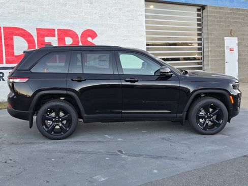 New 2025 Jeep Grand Cherokee Limited w/ Luxury Tech Group II image 8