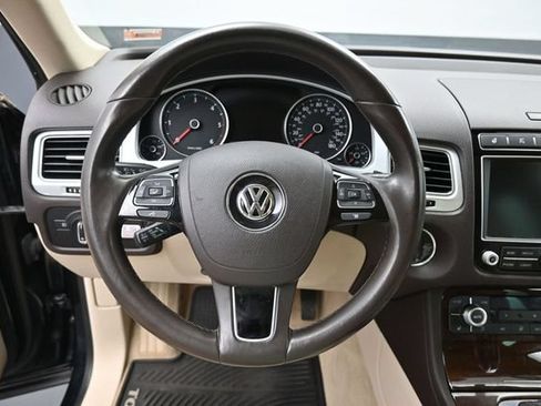 Used 2016 Volkswagen Touareg Sport AWD/4WD image 16