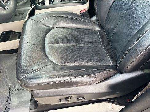 Used 2022 Chrysler Pacifica Touring-L image 18