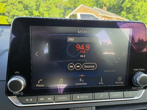 Used 2025 Nissan Altima 2.5 SV FWD image 12