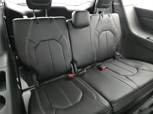 New 2026 Chrysler Pacifica Select image 11