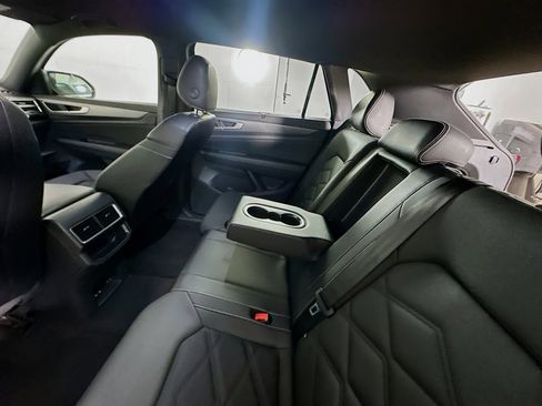 Used 2025 Volkswagen Atlas Cross Sport SE image 27