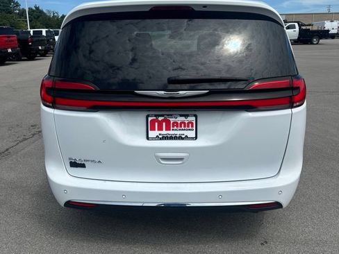 Used 2023 Chrysler Pacifica Touring-L FWD image 7