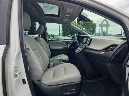 Used 2020 Toyota Sienna Limited FWD image 10