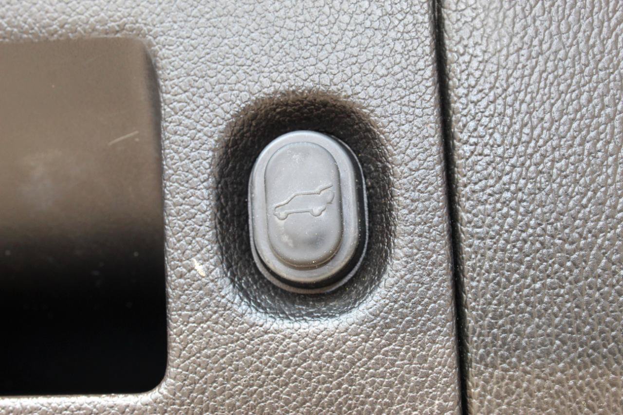 Used 2016 Cadillac Escalade ESV Luxury AWD/4WD image 21