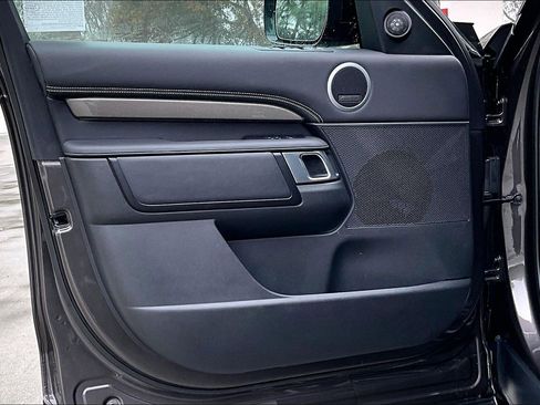 Used 2024 Land Rover Discovery Metropolitan Edition image 27