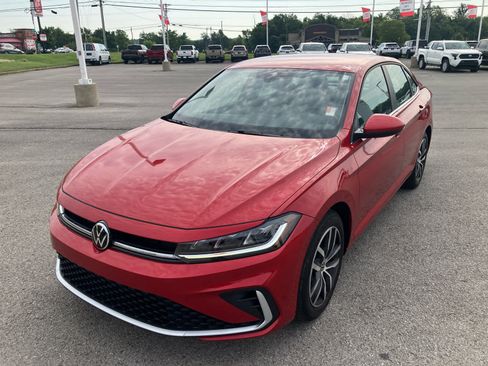 Used 2025 Volkswagen Jetta SE FWD image 3