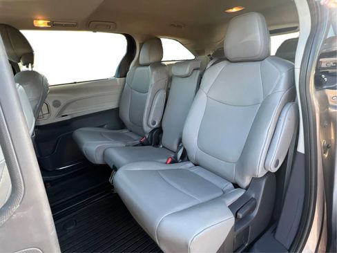 Used 2022 Toyota Sienna XLE w/ XLE Plus Package FWD image 17