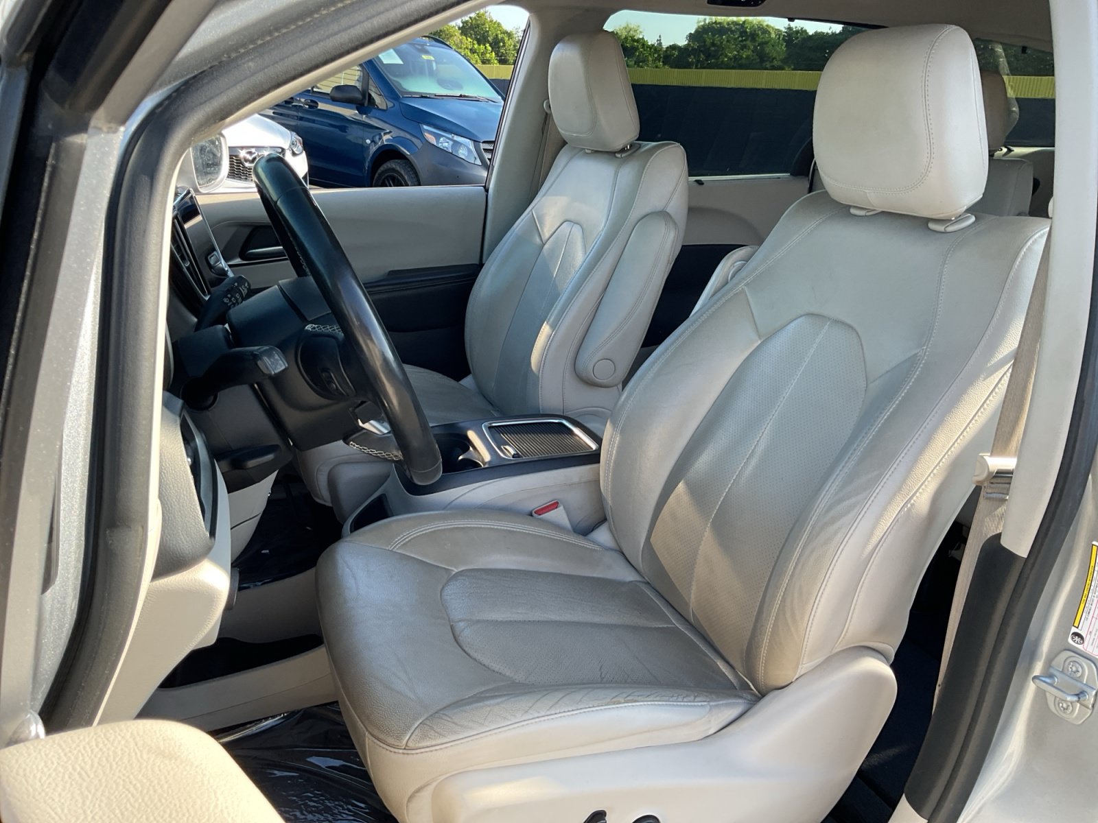 Used 2021 Chrysler Pacifica Touring-L FWD image 18