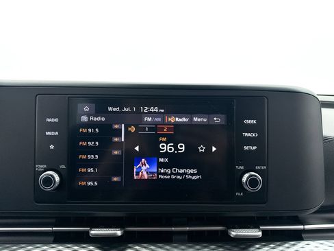 Used 2023 Kia Carnival LX FWD image 4